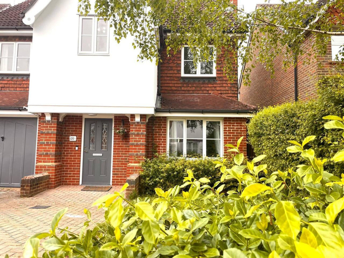 Exterior & Views, Remarkable 5-bed House in Horley, Surrey