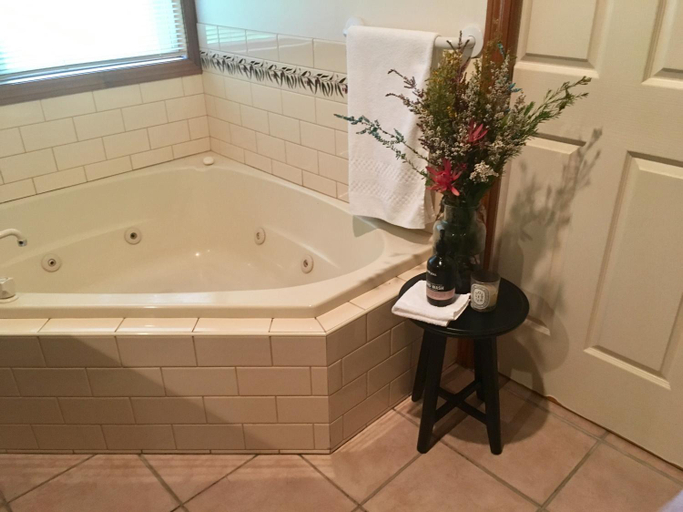 Bathroom, Holiday Heights, N. Grampians - Stawell