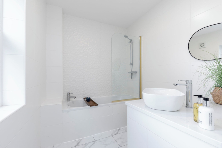 Bathroom 4, Elliot Oliver - Comfortable Five Bedroom Town Centre House With Garden & Garage, Gloucestershire