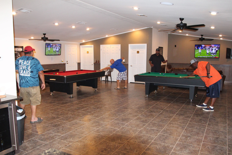 Food & Drinks, Eagle Ford Village Suites Dilley, Frio