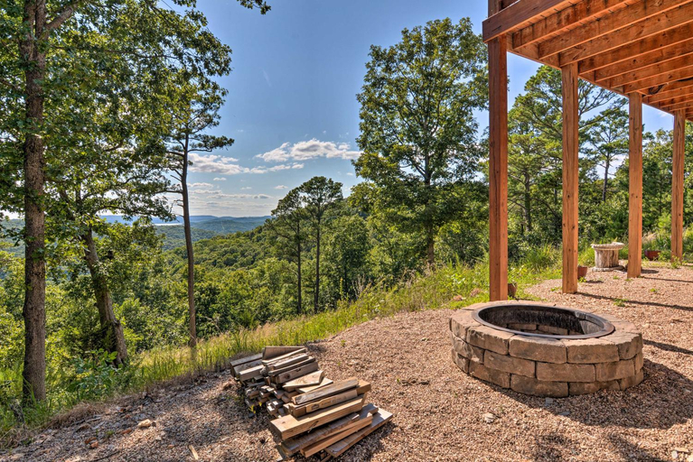 Others 4, Spacious Log Cabin w/ Fire Pit & Game Room!, Carroll