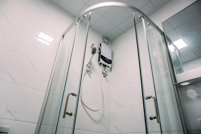 Bathroom 5, Best Spacious and Homey 3BR at Sky House BSD Apartment By Travelio, Tangerang Selatan