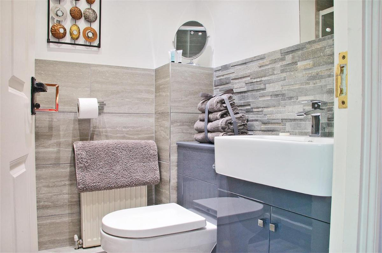 Bathroom 3, Northlands Farm Superior Chalet 1, West Sussex
