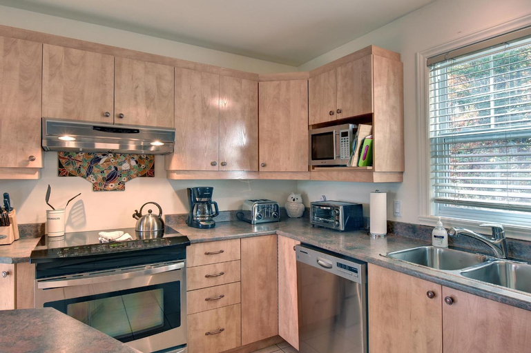 The Golf & Mountain View Retreat by Instant Suites, Les Laurentides