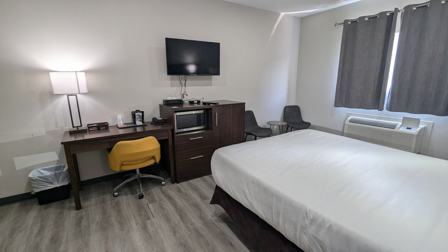 Bedroom 5, Econo Lodge, Cochrane