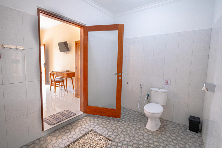 Bathroom 16