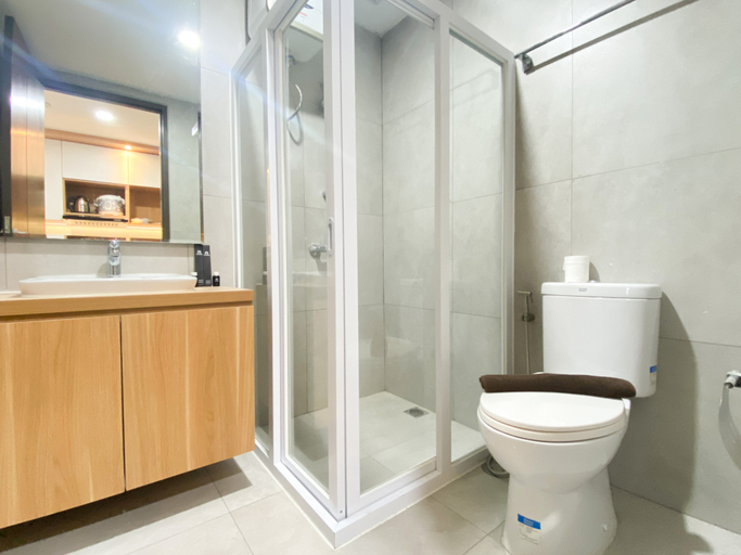Bathroom 5, Minimalist Studio Room at Pollux Chadstone Apartment By Travelio, Cikarang