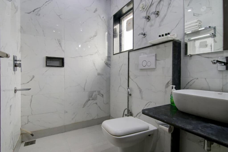 Bathroom 3, Hotel De Hocks Deluxe, Delhi