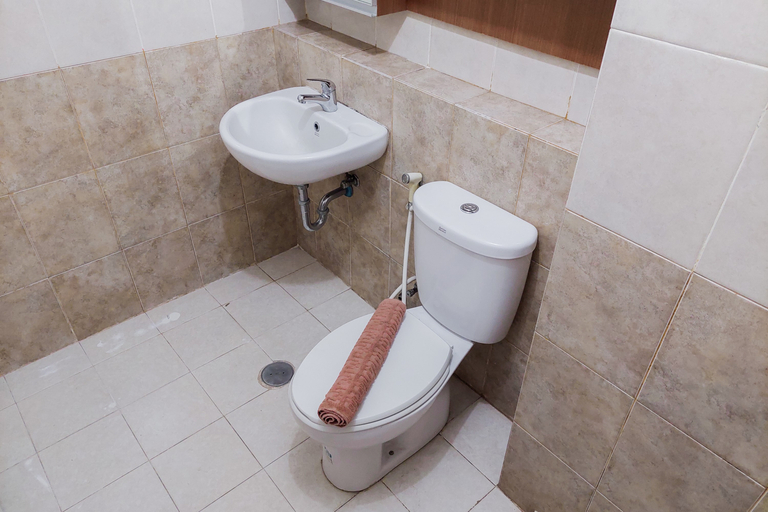 Bathroom 5, Comfortable and Homey 1BR Apartment at Silkwood Residences By Travelio, Tangerang