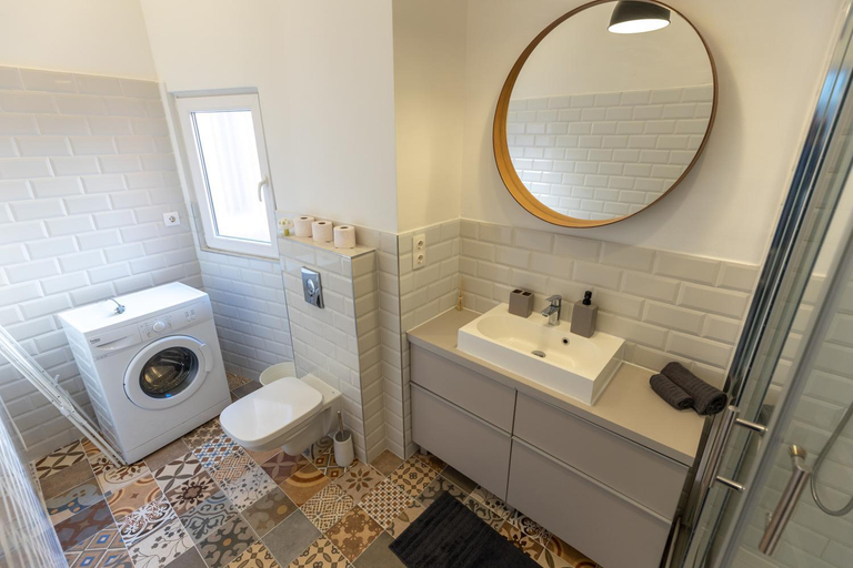 Bathroom 2, Acacia Apartments, Budapesti