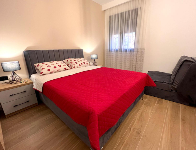 2, White Star Apartments