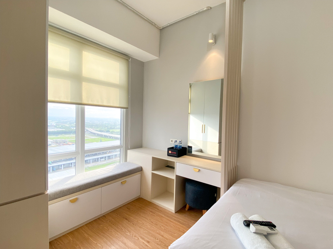 Bedroom 2, Homey and Elegant Studio Vasanta Innopark Apartment By Travelio, Cikarang