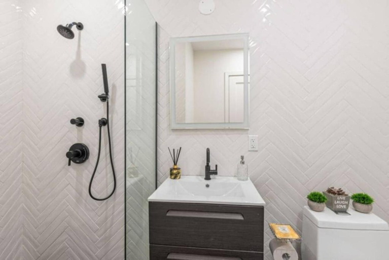 Others 5, Luxe Studio with Charming Juliet Balcony, New York