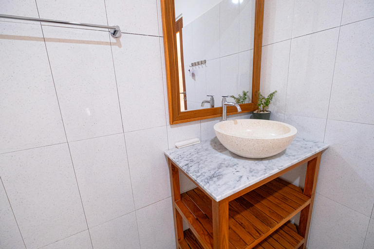 Bathroom 13