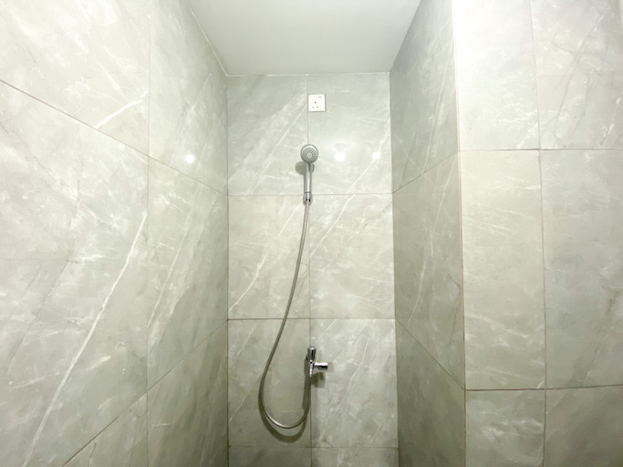 Bathroom 2, Fancy Designed and Nice Studio at Sayana Bekasi Apartment By Travelio, Bekasi