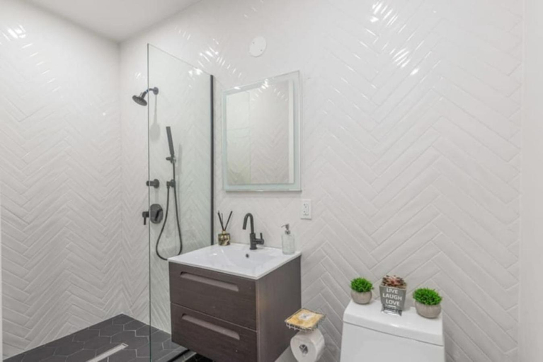 Others 4, Luxe Studio with Charming Juliet Balcony, New York