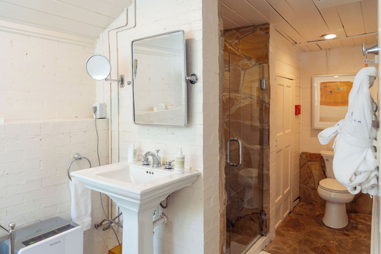 Bathroom 4, The Clifton, Albemarle