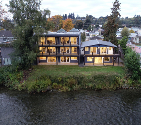 Others 5, Chateau Riverside, Comox-Strathcona