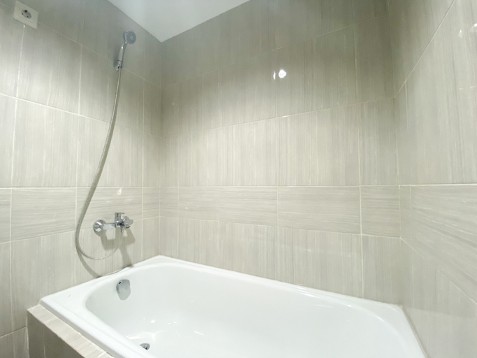 Bathroom 5, Homey and Elegant Studio Vasanta Innopark Apartment By Travelio, Cikarang