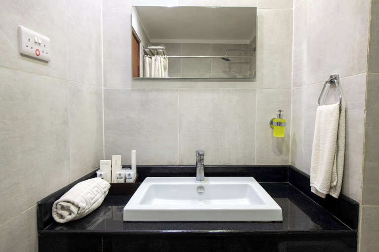 Bathroom 5, Golden Tulip Dar Es Salaam, Kinondoni