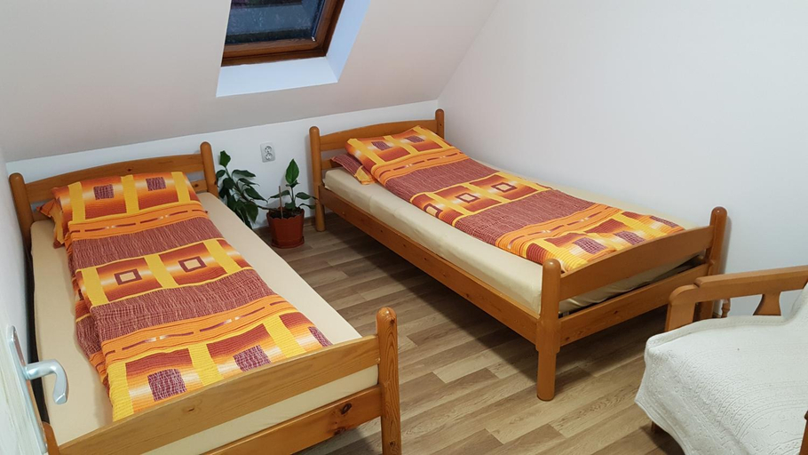 Bedroom 2, Rita Vendeghaz, Ciumani