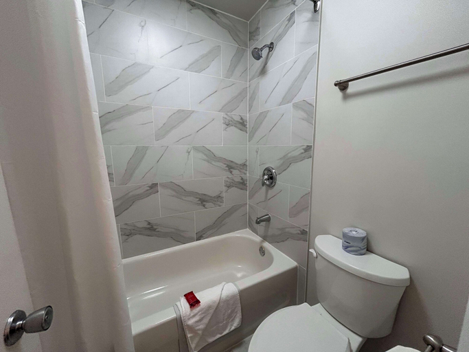 Bathroom 4, SureStay by Best Western Kapuskasing, Cochrane