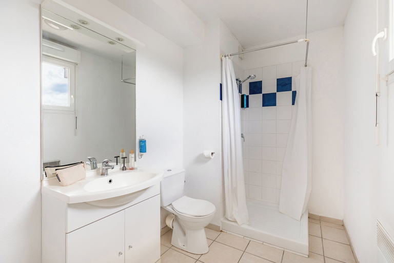Bathroom 5, Appart'City Classic Thonon les bains, Haute-Savoie