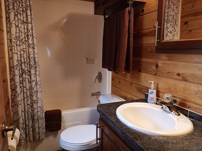 Bathroom 5, Bayside Resort, Division No. 18