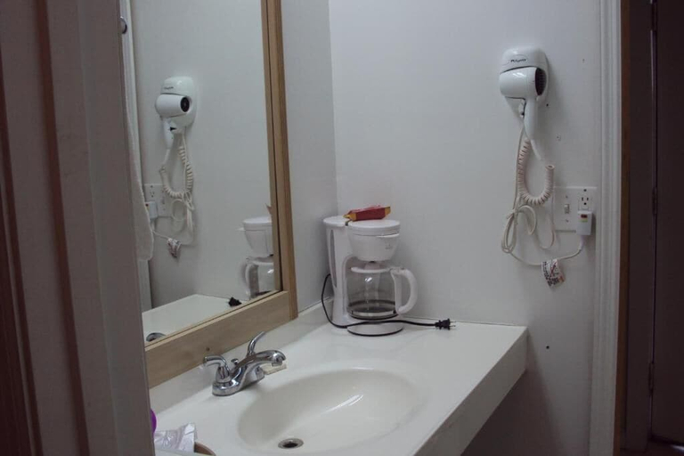 Bathroom 3, Dixie Plaza hotel, Claiborne