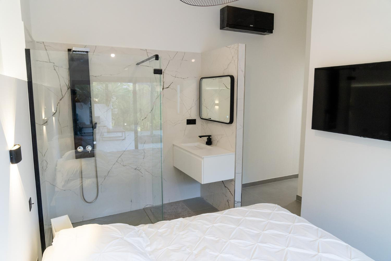 Bedroom, Villa 6 pers a 30m de la mer, Var