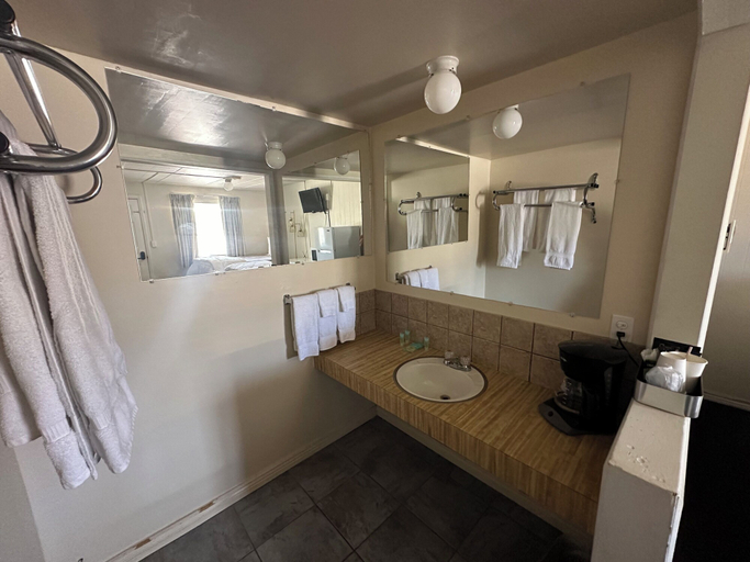 Bathroom 3, Grand Central Motel, White Pine