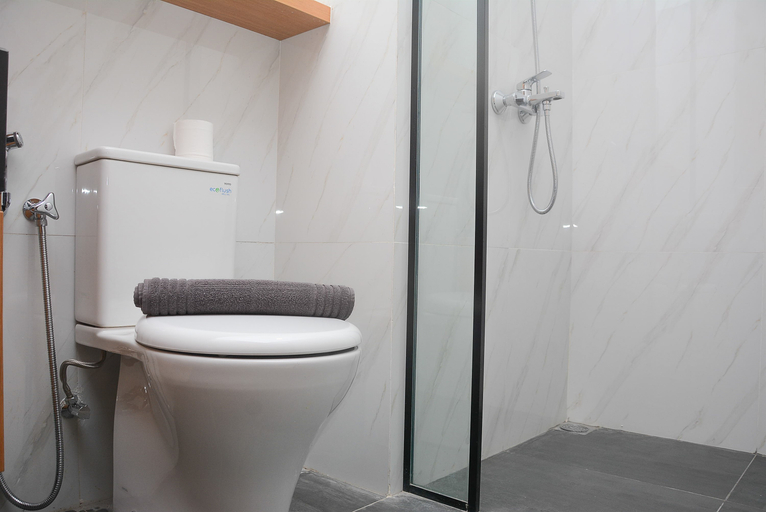 Bathroom 5, Cozy and Best Studio at Ciputra World 2 Apartment By Travelio, Jakarta Selatan