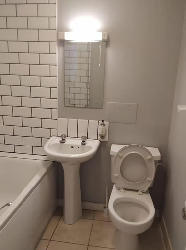 Bathroom 3, Citi Hotel Aberdeen City Centre, Aberdeen