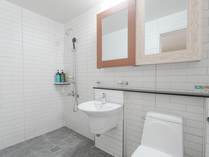Bathroom 3, Rainbootsguesthouse, Jung