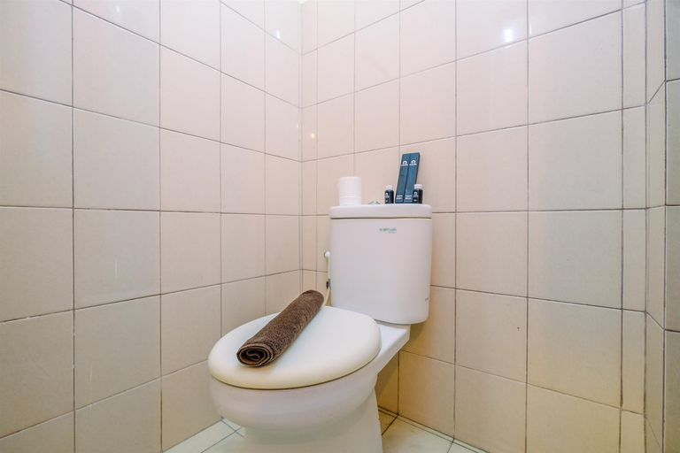 Bathroom 5, Minimalist Studio with Great City View at Tifolia Apartment By Travelio, Jakarta Timur