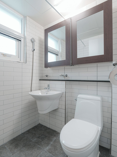 Bathroom 3, Rainbootsguesthouse, Jung