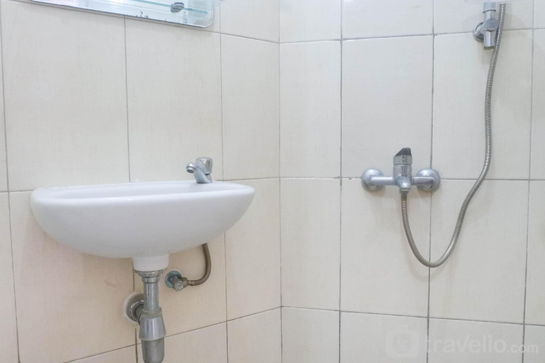 Bathroom 4, Best Studio Apt at Pavilion Permata 2 By Travelio, Surabaya
