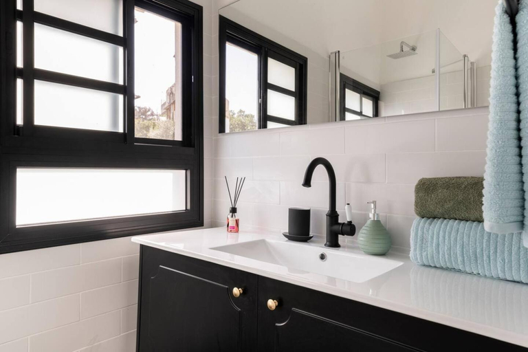 Shower 2, Levi Urban - Top Location Boutique Apartments in Haifa