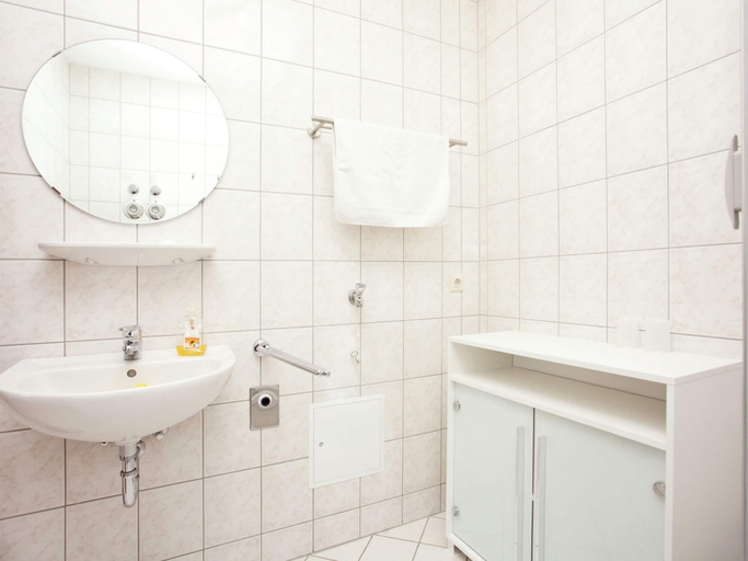 Bathroom 4, Moderne Villa in Borstendorf mit Park, Erzgebirgskreis
