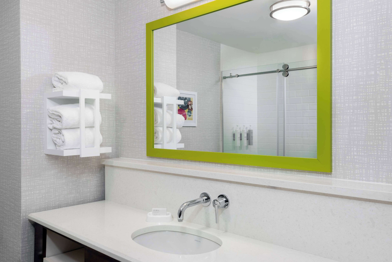 Bathroom 5, Hampton Inn Coventry - Warwick Area, Kent