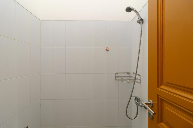 Bathroom 12