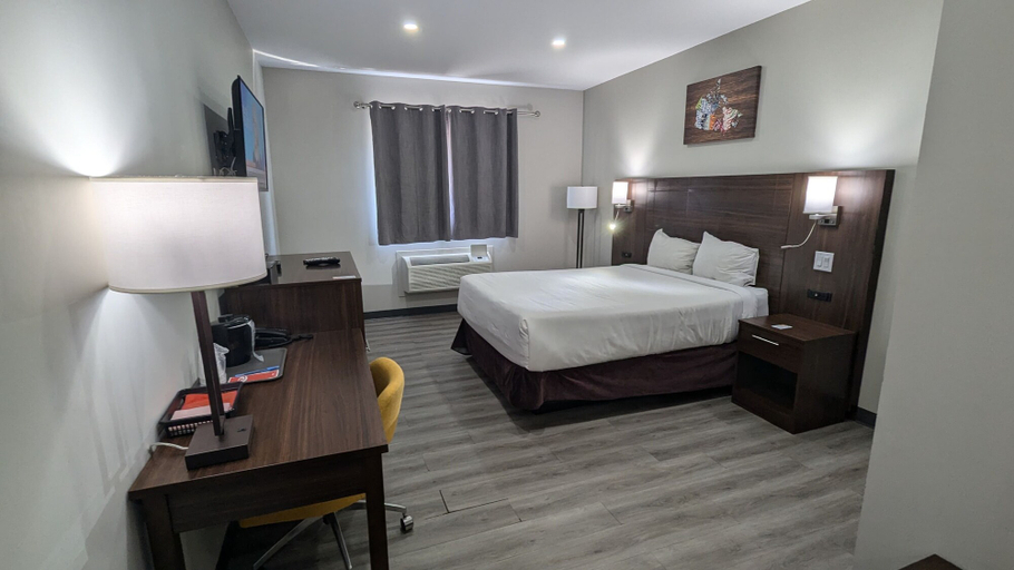 Bedroom 4, Econo Lodge, Cochrane