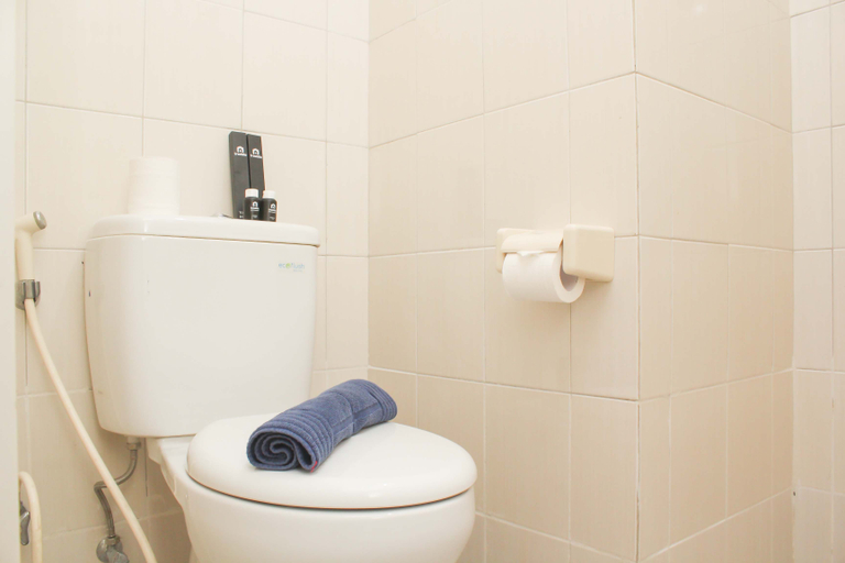 Bathroom 5, Comfort Studio at Signature Park Grande Apartment By Travelio, East Jakarta