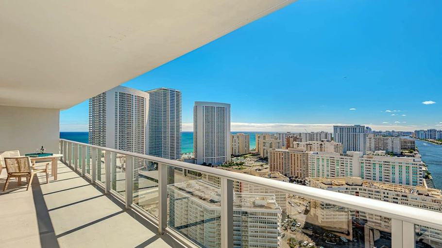 Room 2, Luxury 3 Br Corner Balcony Panoramic View Pools, Broward