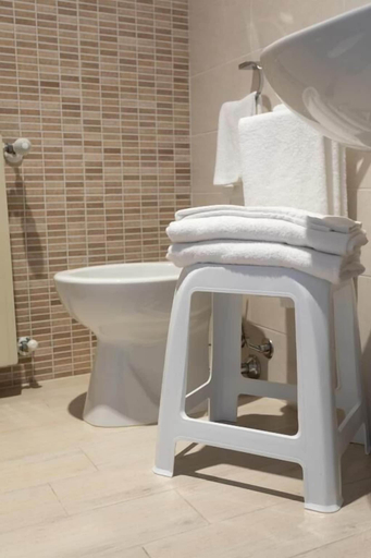 Bathroom 4, Hotel La Nuova Rotaia, Varese