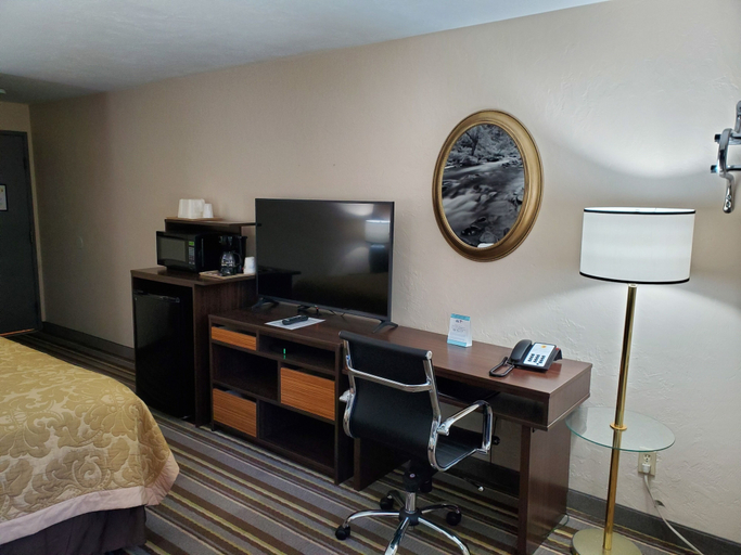 Bedroom 3, Super 8 by Wyndham Shelton, Mason