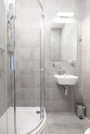 Bathroom 4, Applewood Hotel, Poole