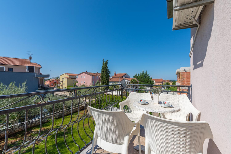 Others 4, Apartments Morena, Novigrad