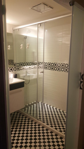 Bathroom 19