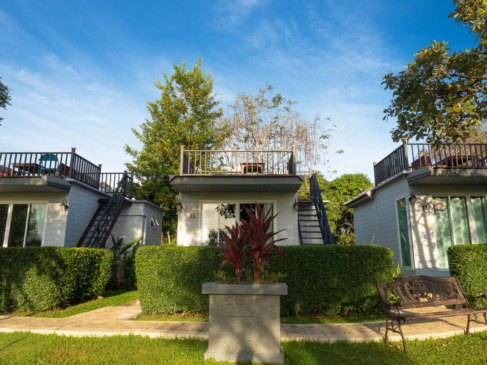 Exterior 4